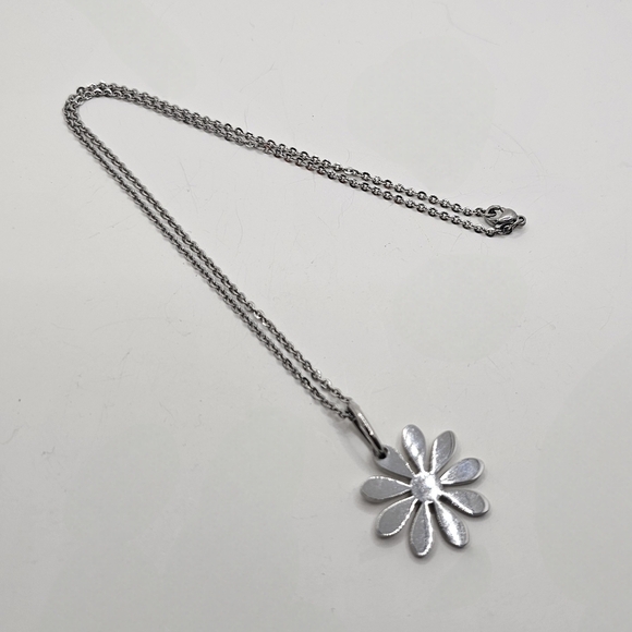 ⭐️40% Off⭐️ Silver Daisy Necklace - Picture 1 of 5